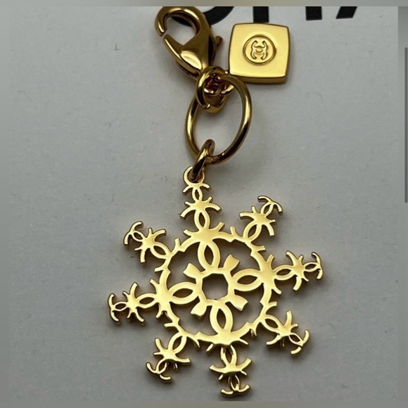 CHANEL❄️Gold Snowflake Charm ❄️AUTHENTIC❄️Limited Edition❄️New❄️ - Picture 2 of 7